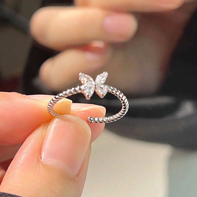 Kaunis Sormus ainutlaatuisella tyylillä