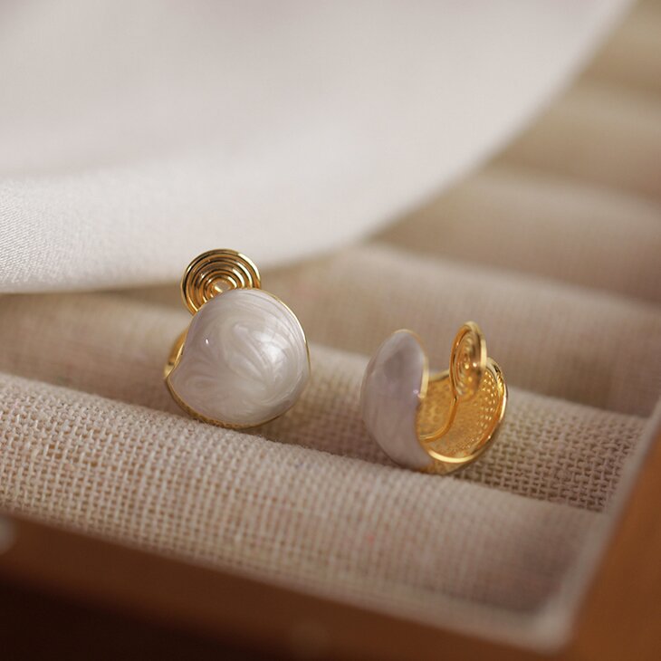 Kaunis Korvarengas ainutlaatuisella tyylillä