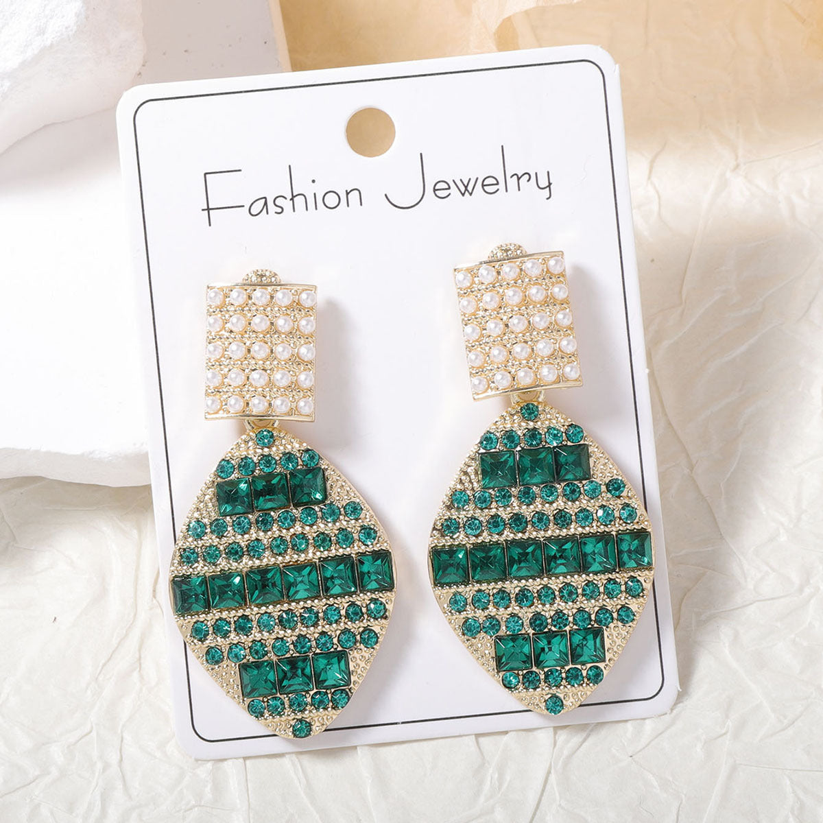 Kaunis Korvarengas ainutlaatuisella tyylillä