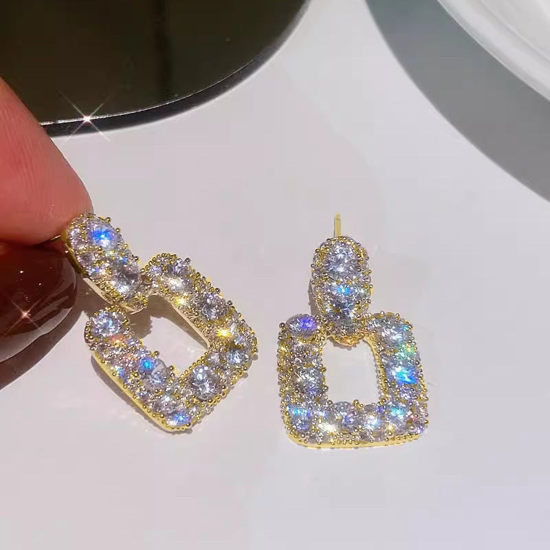 Kaunis Korvarengas ainutlaatuisella tyylillä