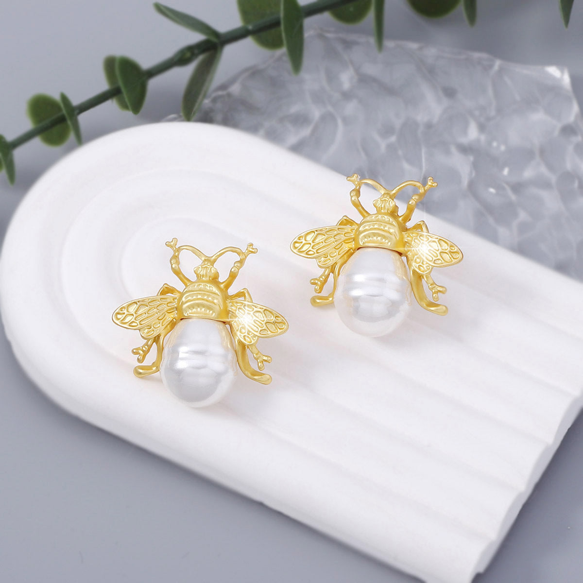 Klassinen Helmi Korvarengas ajattomalla viehätyksellä