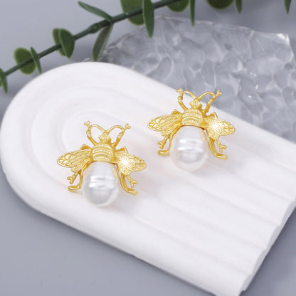 Klassinen Helmi Korvarengas ajattomalla viehätyksellä