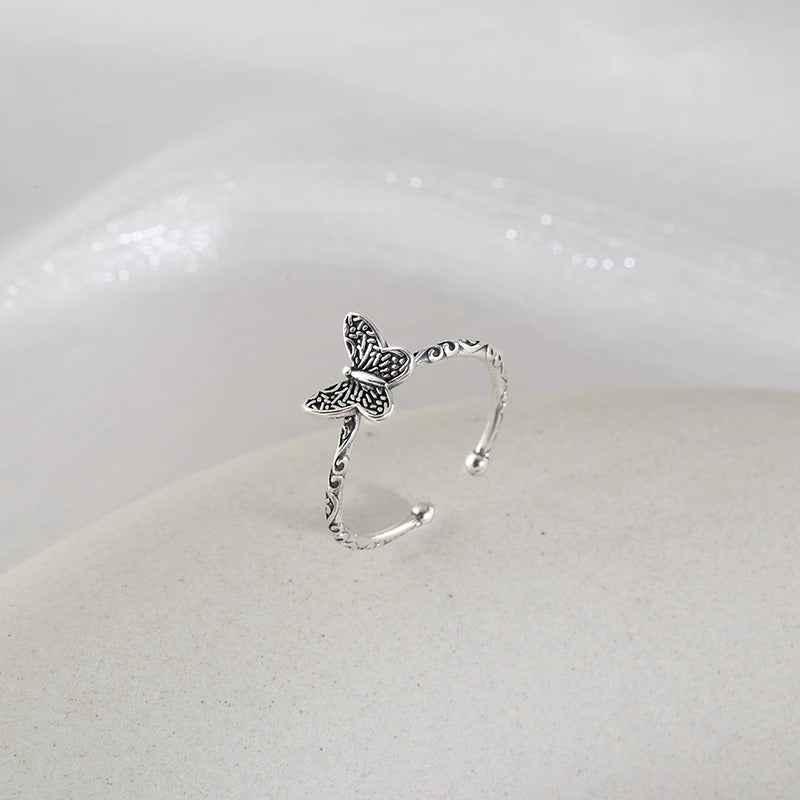 Klassinen Sormus ajattomalla viehätyksellä