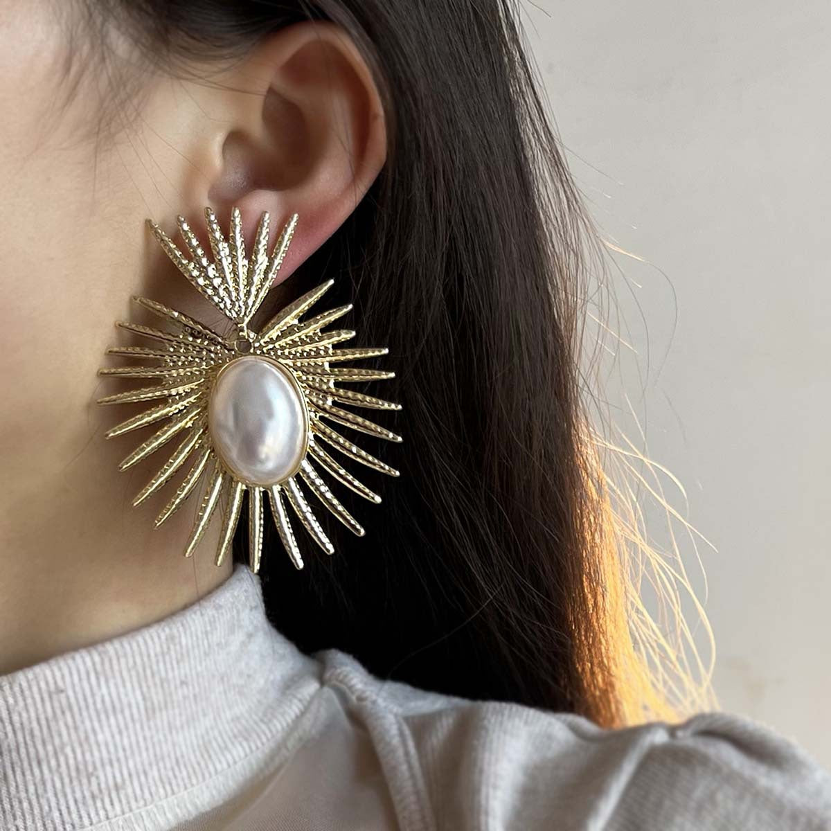 Klassinen Helmi Korvarengas ajattomalla viehätyksellä