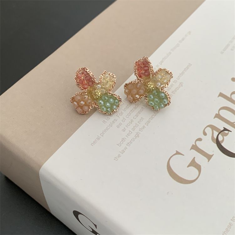 Kaunis Korvarengas ainutlaatuisella tyylillä