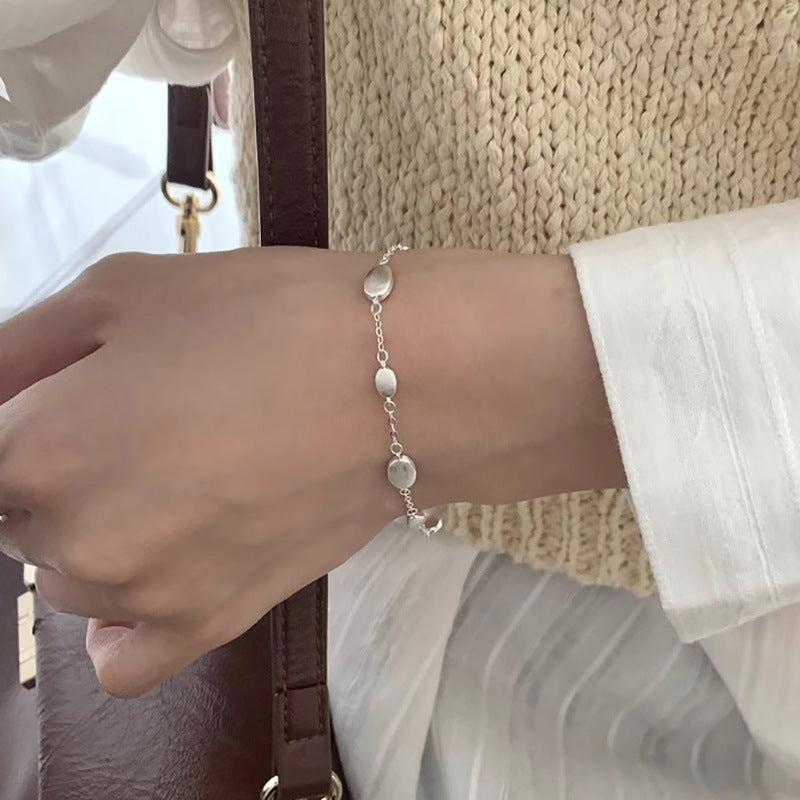 Klassinen Rannekoru ajattomalla viehätyksellä