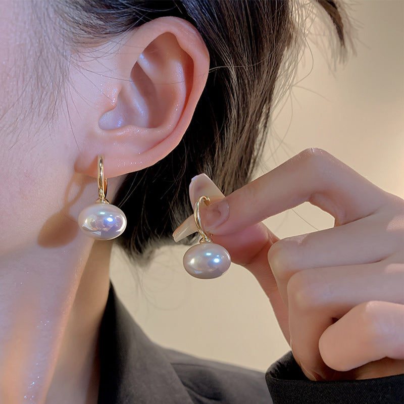 Kaunis Helmi Korvarengas ainutlaatuisella tyylillä