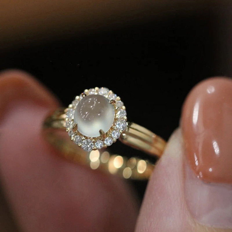 Klassinen Sormus ajattomalla viehätyksellä