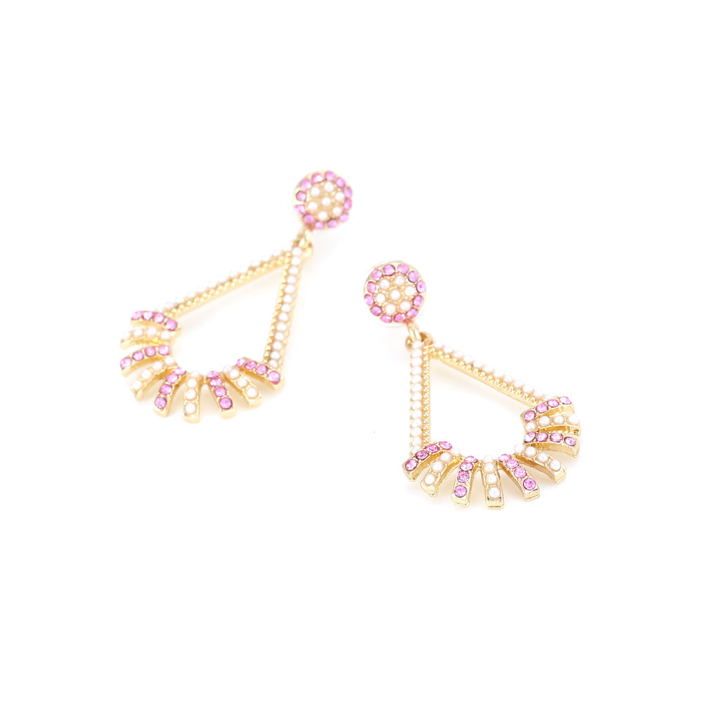 Klassinen Helmi Korvarengas ajattomalla viehätyksellä