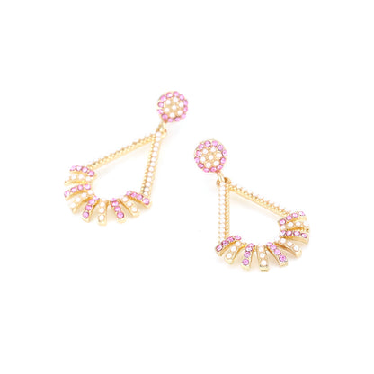 Klassinen Helmi Korvarengas ajattomalla viehätyksellä