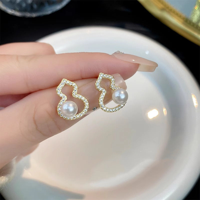 Klassinen Helmi Korvarengas ajattomalla viehätyksellä