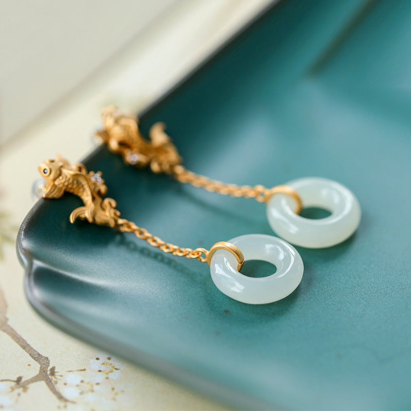 Kaunis Hopea Korvarengas ainutlaatuisella tyylillä