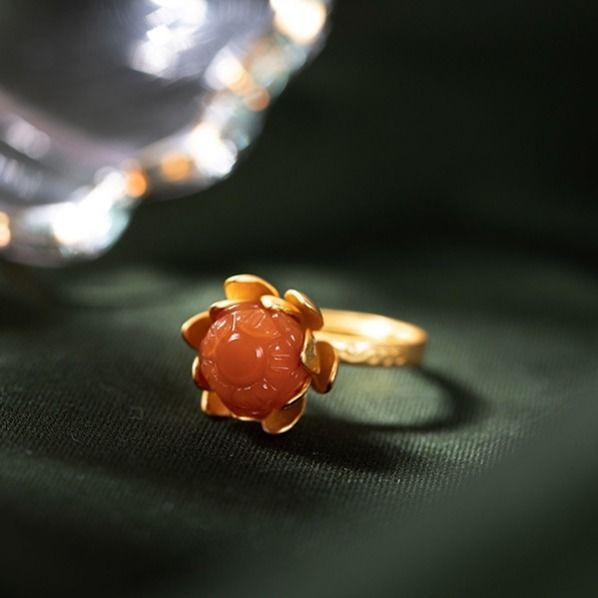 Klassinen Sormus ajattomalla viehätyksellä