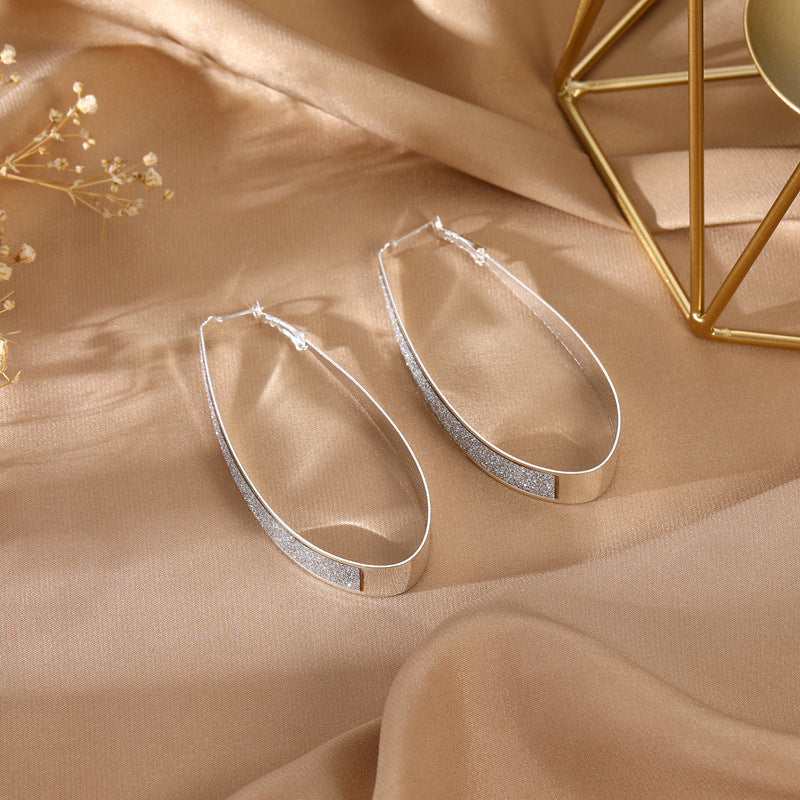 Kaunis Hopea Korvarengas ainutlaatuisella tyylillä