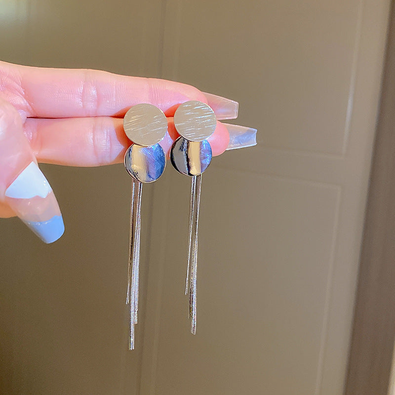 Kaunis Korvarengas ainutlaatuisella tyylillä