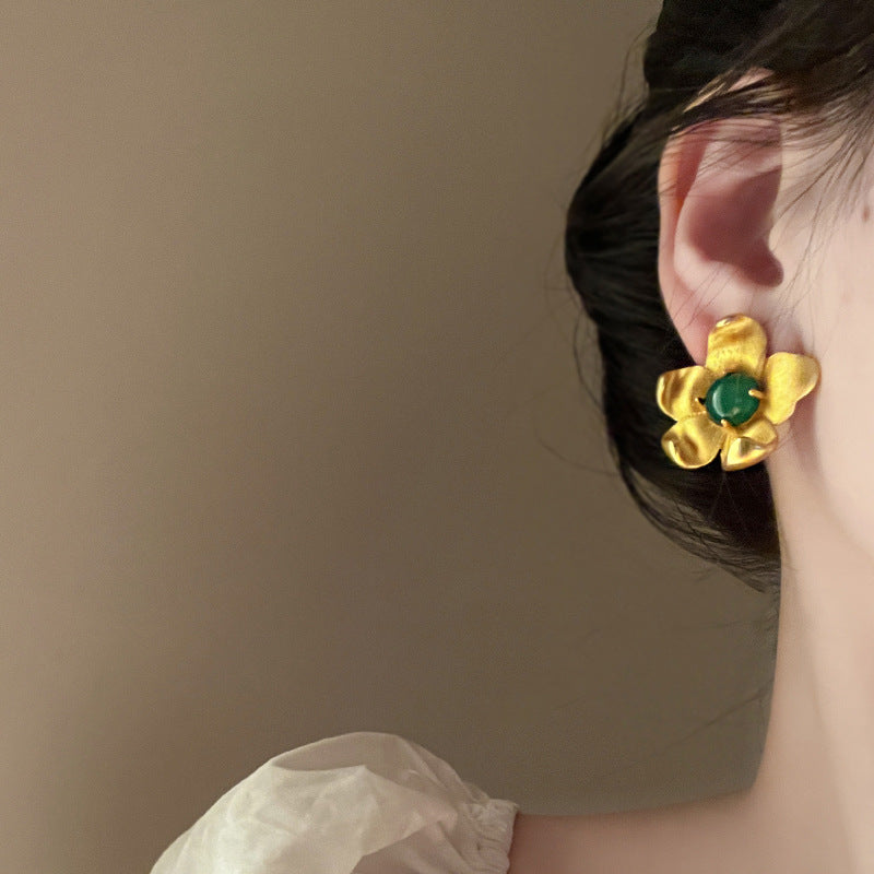 Kaunis Kulta Korvarengas ainutlaatuisella tyylillä