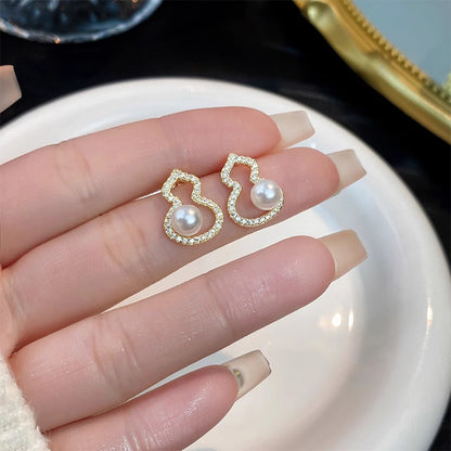 Klassinen Helmi Korvarengas ajattomalla viehätyksellä