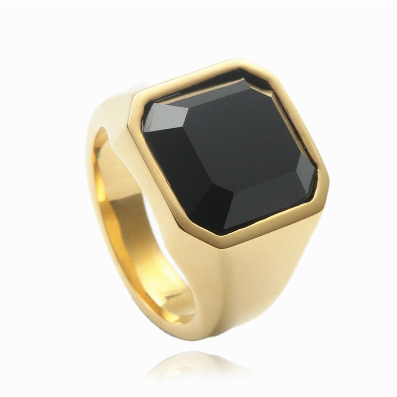 Klassinen Sormus ajattomalla viehätyksellä