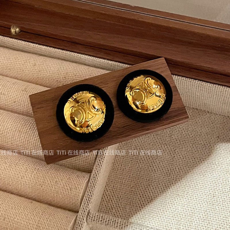 Kaunis Korvarengas ainutlaatuisella tyylillä