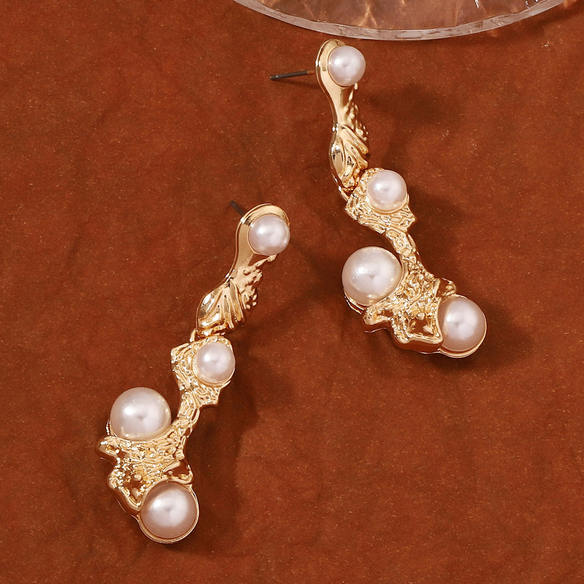 Kaunis Helmi Korvarengas ainutlaatuisella tyylillä