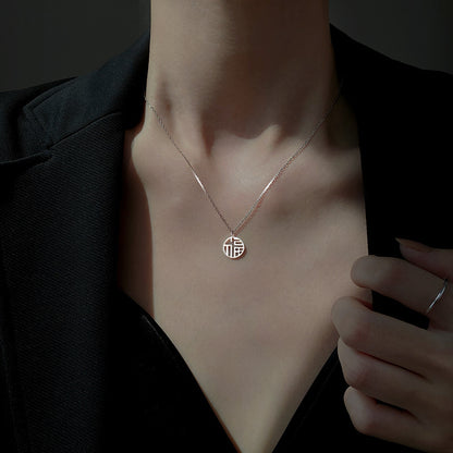 Klassinen Kaulakoru ajattomalla viehätyksellä