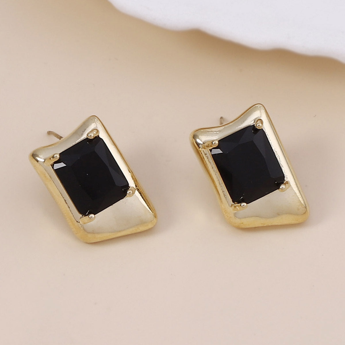 Kaunis Korvarengas ainutlaatuisella tyylillä