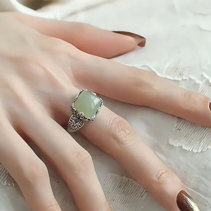 Klassinen Hopea Sormus ajattomalla viehätyksellä