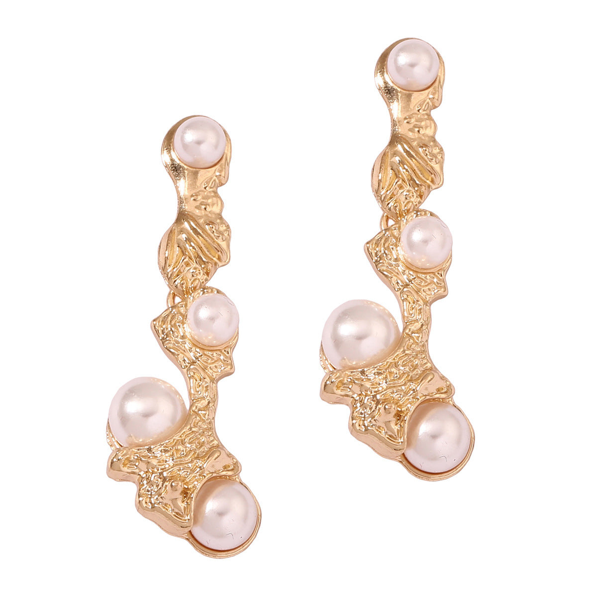 Kaunis Helmi Korvarengas ainutlaatuisella tyylillä