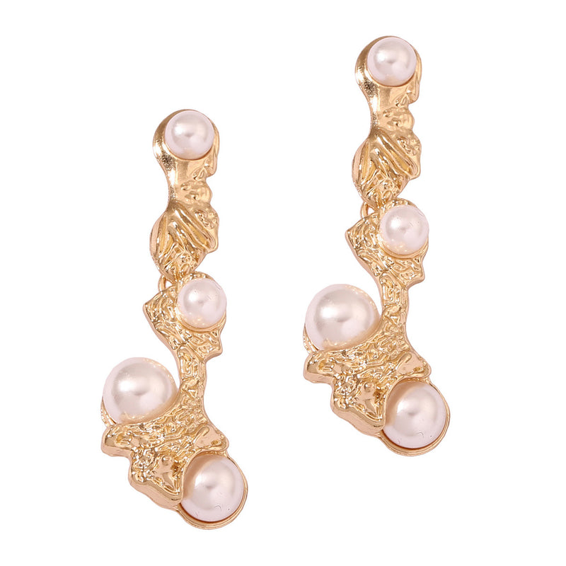 Kaunis Helmi Korvarengas ainutlaatuisella tyylillä