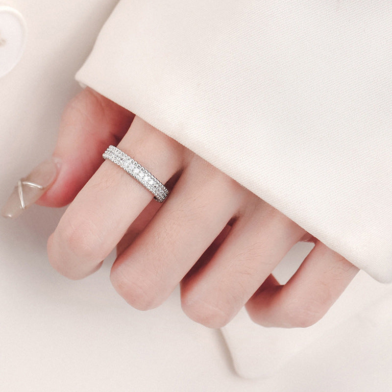 Klassinen Sormus ajattomalla viehätyksellä