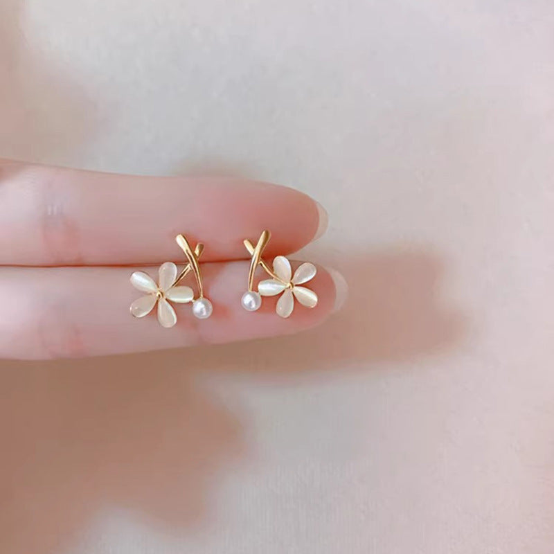 Kaunis Helmi Korvarengas ainutlaatuisella tyylillä