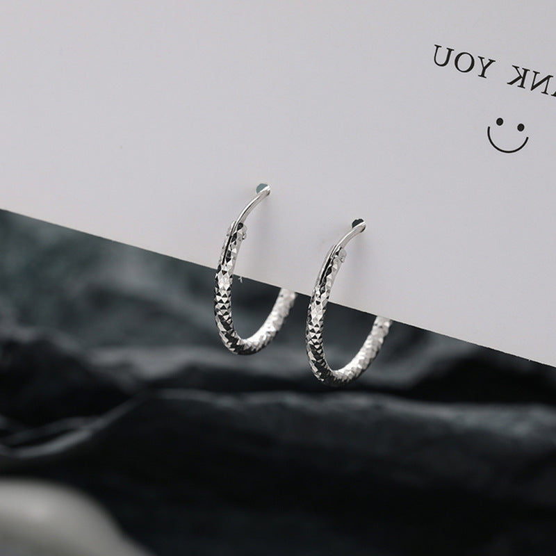 Klassinen Korvarengas ajattomalla viehätyksellä