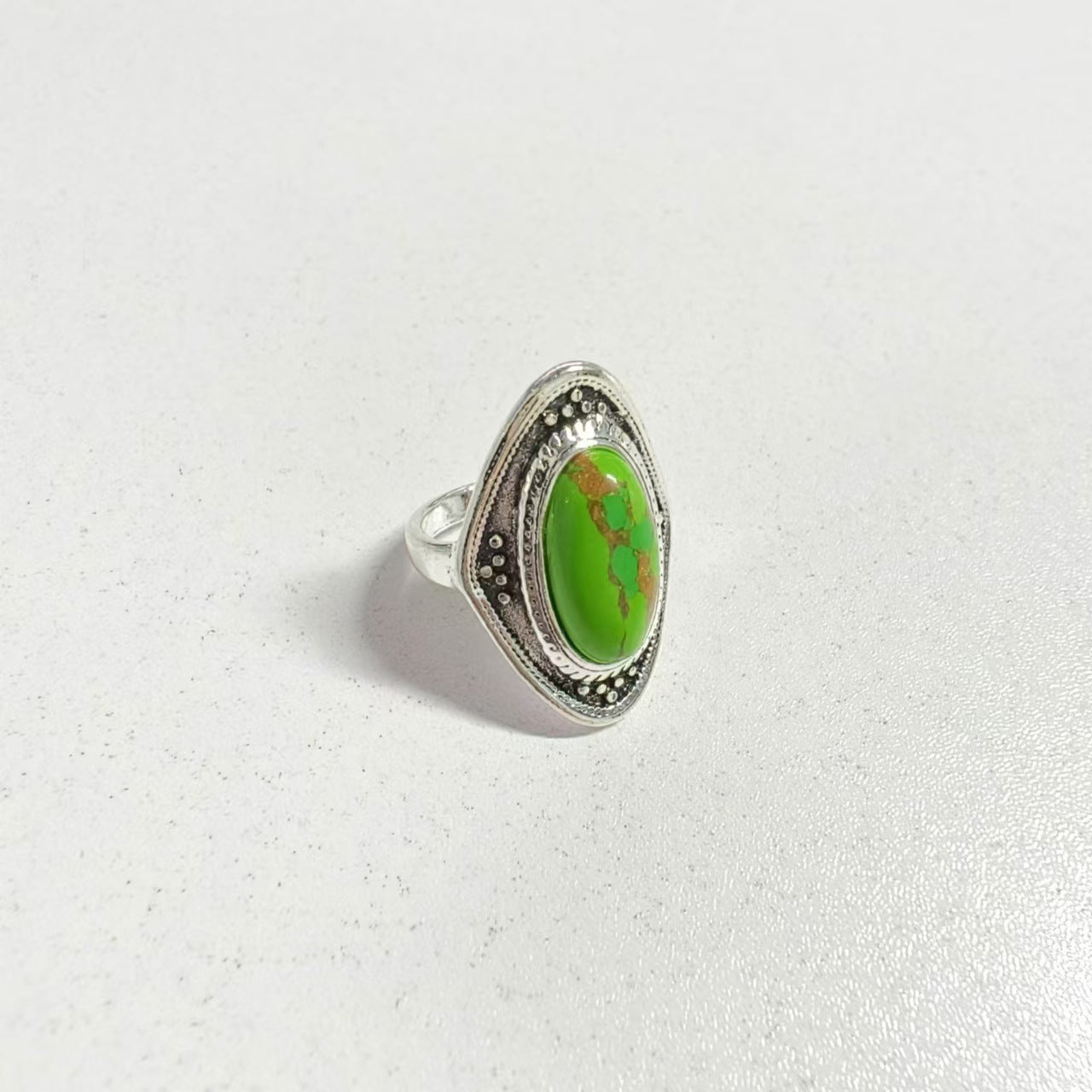 Klassinen Sormus ajattomalla viehätyksellä