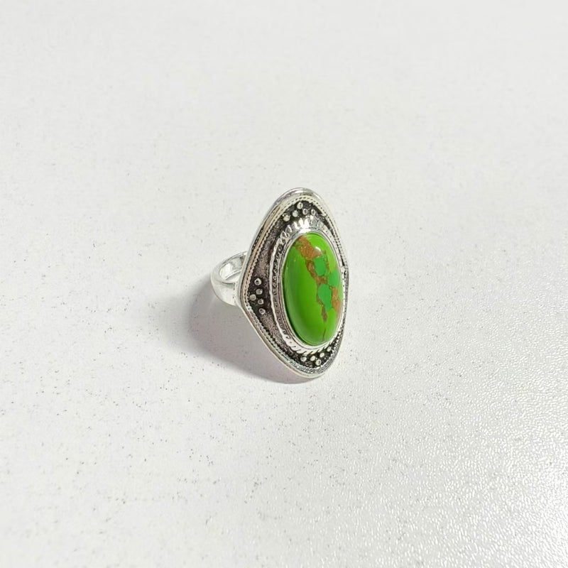 Klassinen Sormus ajattomalla viehätyksellä