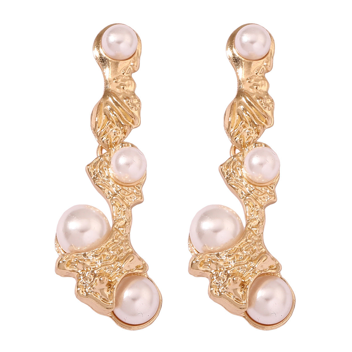 Kaunis Helmi Korvarengas ainutlaatuisella tyylillä