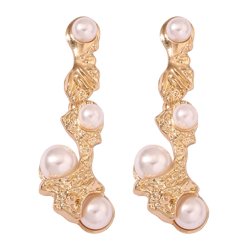 Kaunis Helmi Korvarengas ainutlaatuisella tyylillä