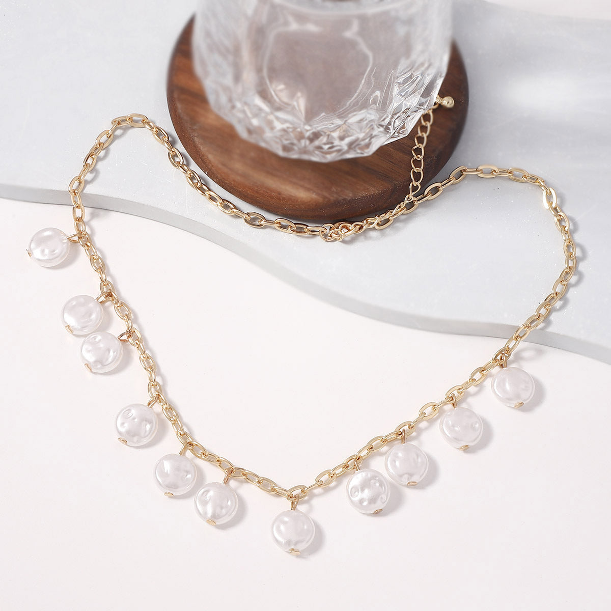 Klassinen Helmi Kaulakoru ajattomalla viehätyksellä