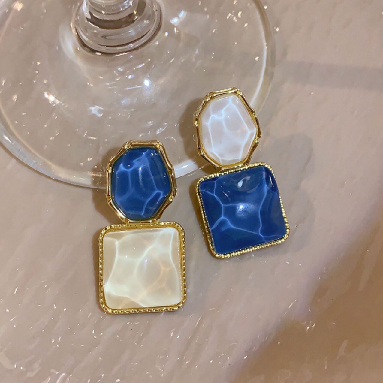 Klassinen Korvarengas ajattomalla viehätyksellä