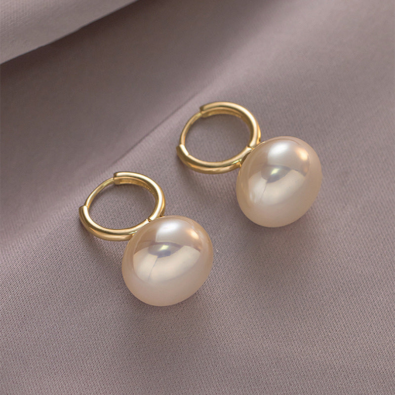 Kaunis Helmi Korvarengas ainutlaatuisella tyylillä