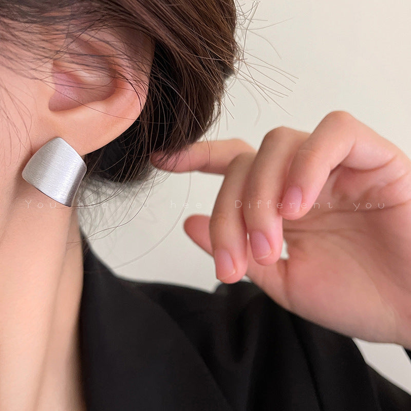 Elegantti Hopea Korvarengas jokaiseen tilaisuuteen