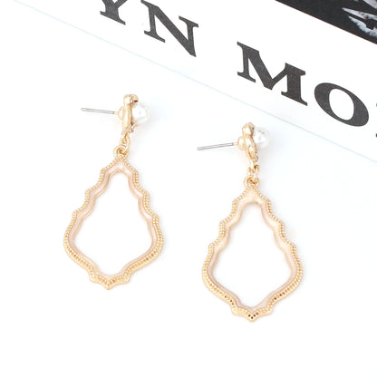 Kaunis Korvarengas ainutlaatuisella tyylillä