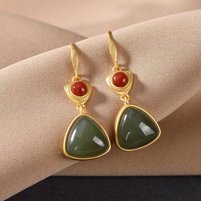 Klassinen Hopea Korvarengas ajattomalla viehätyksellä