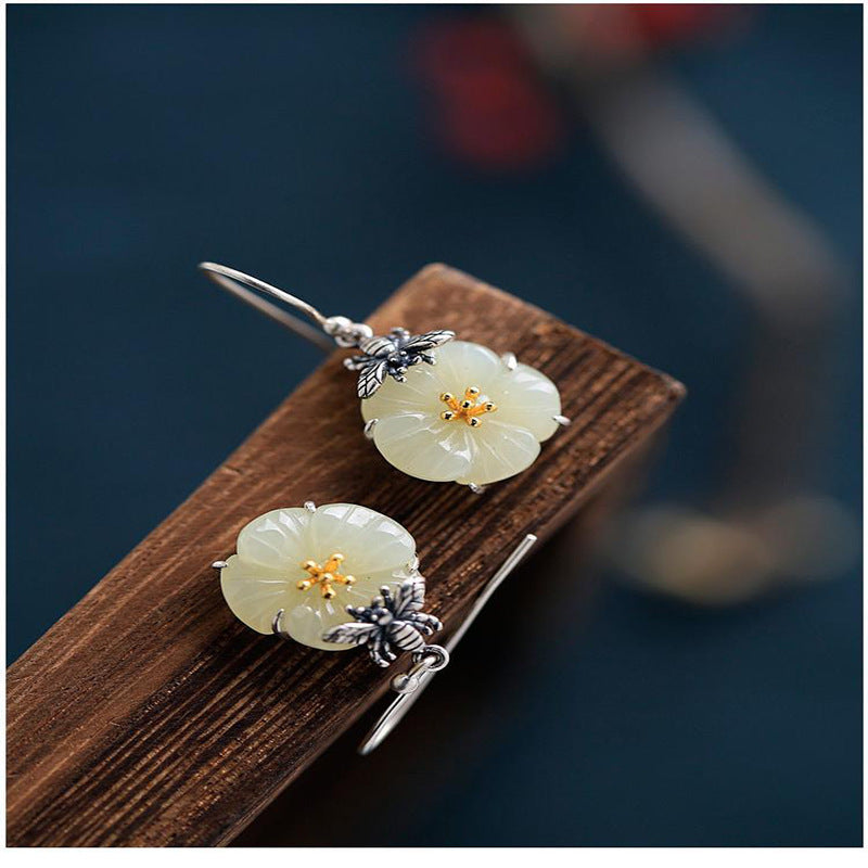 Kaunis Hopea Korvarengas ainutlaatuisella tyylillä