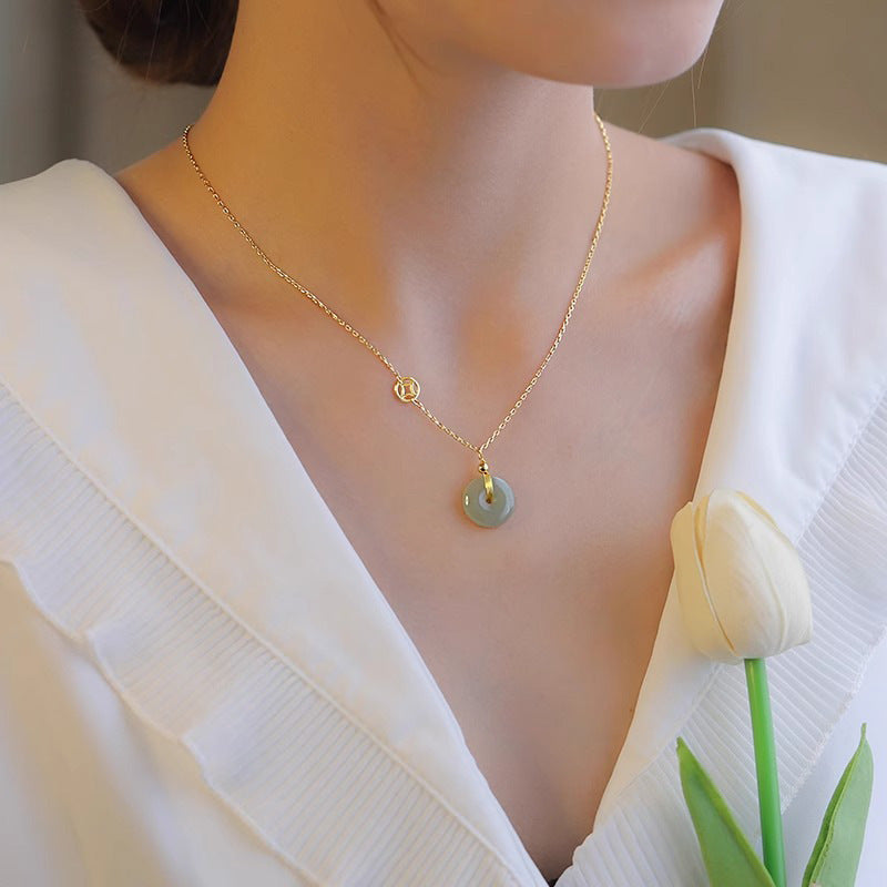 Klassinen Kaulakoru ajattomalla viehätyksellä