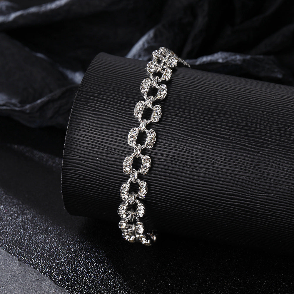 Klassinen Rannekoru ajattomalla viehätyksellä