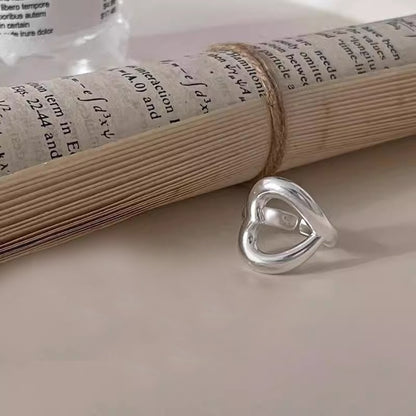 Klassinen Sormus ajattomalla viehätyksellä