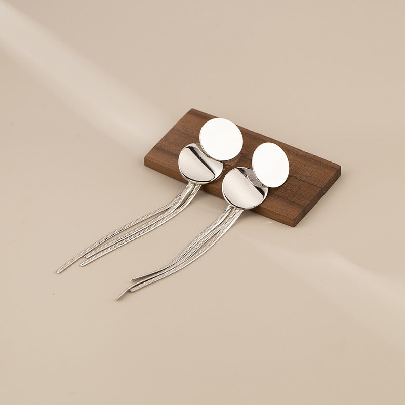 Kaunis Korvarengas ainutlaatuisella tyylillä