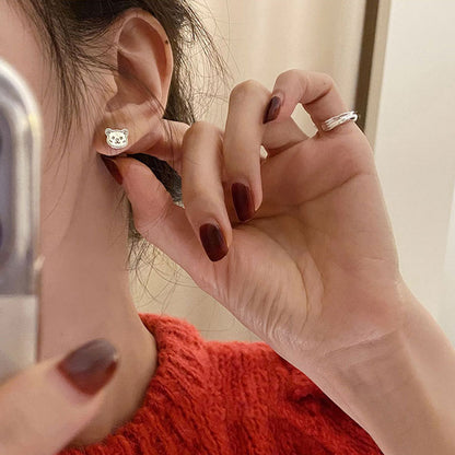 Kaunis Hopea Korvarengas ainutlaatuisella tyylillä