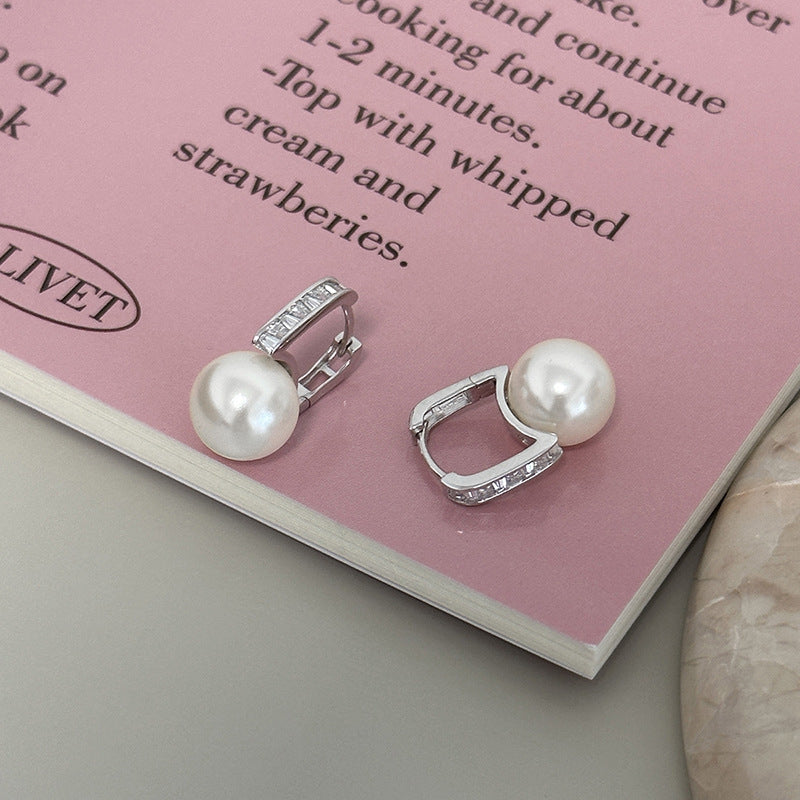 Hurmaava Helmi Korvarengas jokaiseen tilaisuuteen