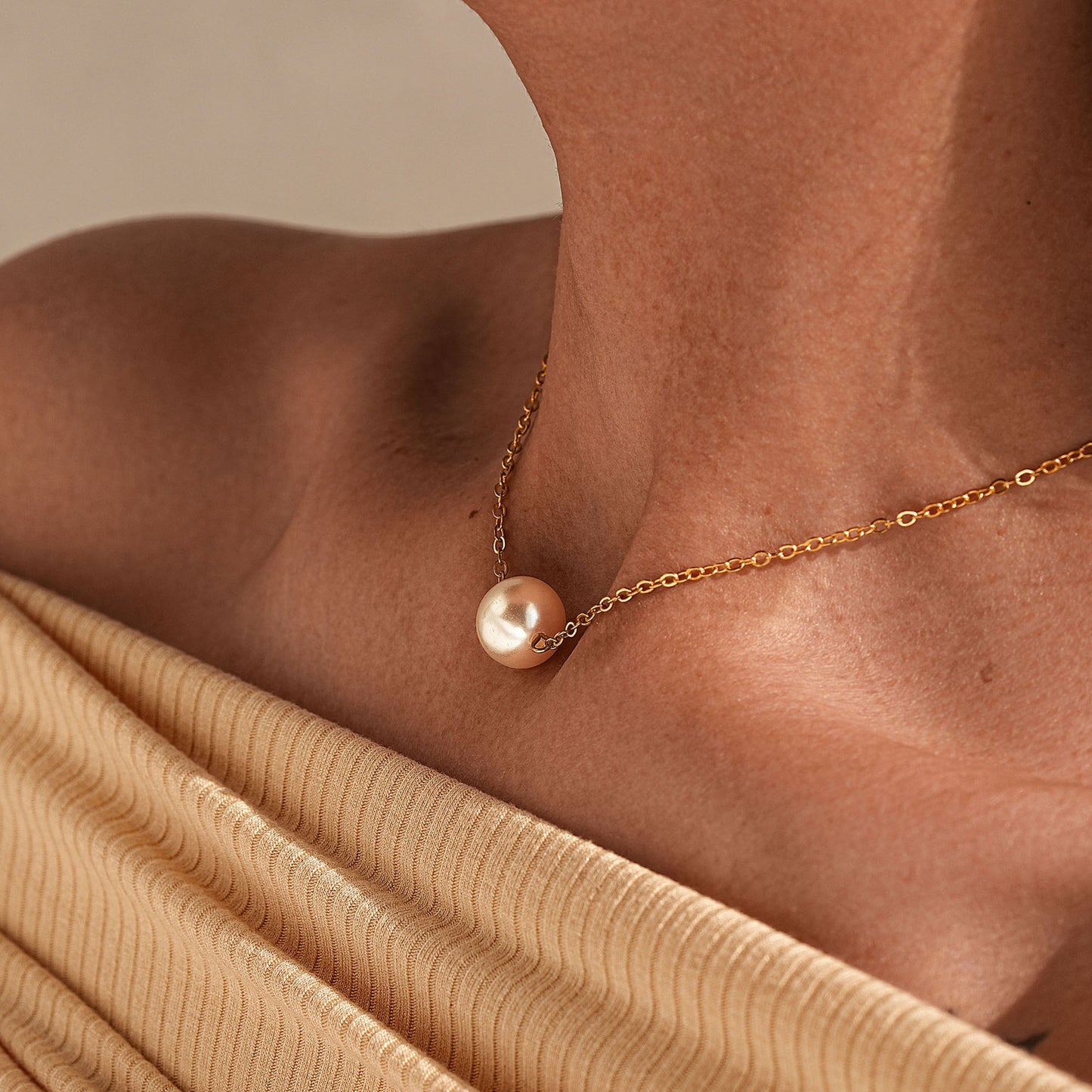 Klassinen Helmi Kaulakoru ajattomalla viehätyksellä